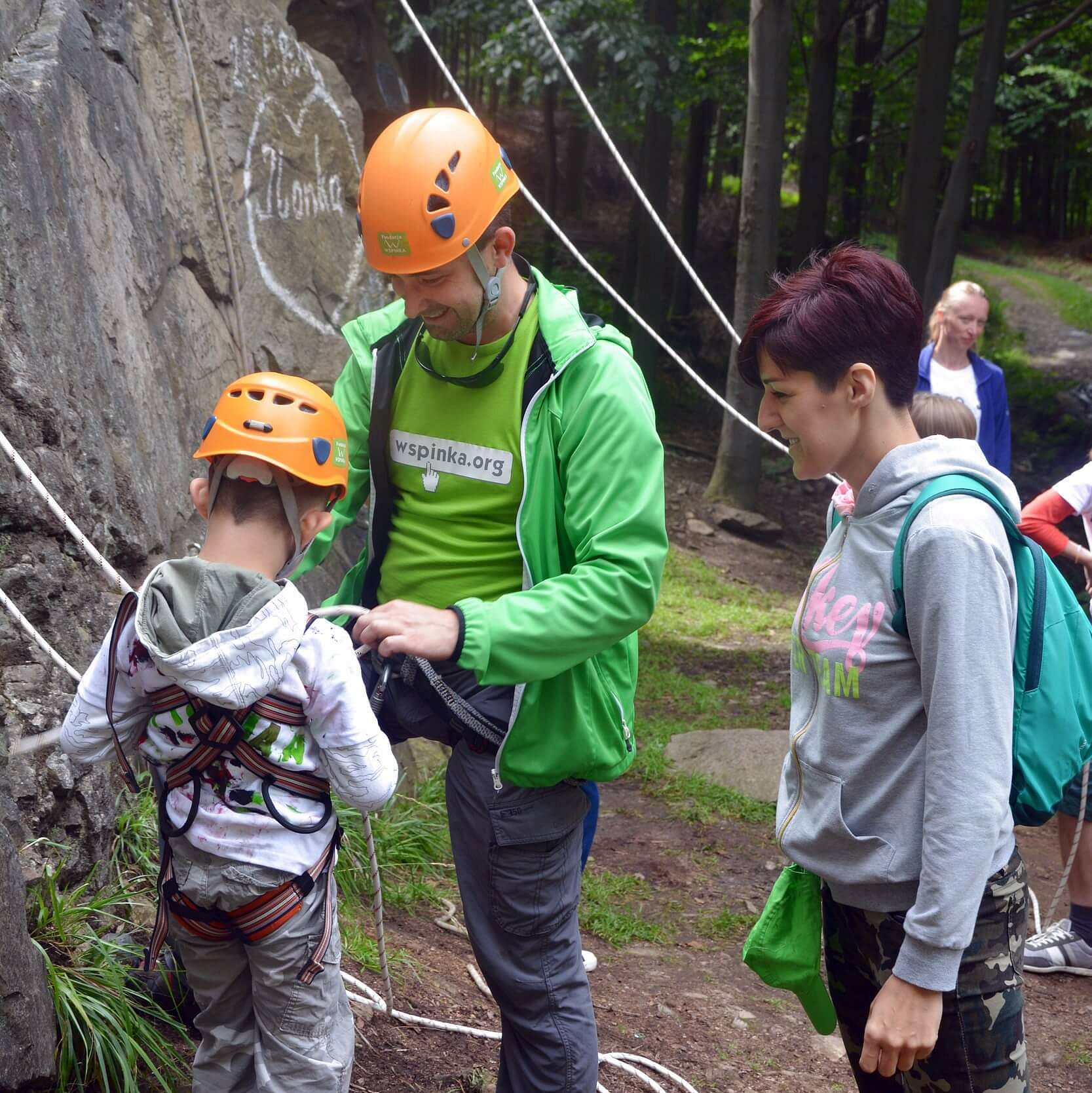 zdjęcie zespołu fundacji wspinaczy i miłośników przyrody pracujących nad ochroną skał